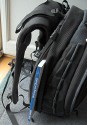 KATA R-103\n\nFoto von Sybille Moh - VIELEN DANK FR DEINE MHE!\n\nKommentar des Nutzers:\n\nHallo Jrg,\nanbei ein paar Zeilen zum kata R-103.\nDer kata R-103 ist im Prinzip das gleiche Modell wie der 102 nur hat der 103 noch eine Laptoptasche. Nicht, da ich stets ein Laptop mit mir herumtrage, aber in dieses Fach passt auch ein dnneres Buch (siehe Bild), oder Zeitschriften, ausbelichtete Fotos oderoderoder... also alles was platt ist oder sich flach zusammenlegen lsst. Durch dieses Fach ist er ca. 3cm dicker als der 102. Es trgt aber nicht sehr auf.\nDie ganz genauen Mae des Rucksackes lassen sich hier unter \nwww.kata-bags.com nachlesen. \nDer Rucksack macht einen stabilen und sehr sicheren Eindruck - das mag daran liegen, da der Hersteller kata u.a. ja auch kugelsichere Westen u.. herstellt. Also auch bei brgerkriegshnlichen Zustnden oder am 1. Mai knnte ich mich damit noch auf die Strae wagen... ;)\nDie Inneneinrichtung ist ebenfalls sehr gut gepolstert und die Trennwnde sind variabel. Reiverschlufcher fr Kleinkram sind ausreichend vorhanden. Dazu gibt es noch Netztaschen und ein stabiles *Kstchen* in das die Fe eines zusammengelegten und befestigten Stativs gesteckt werden knnen. \nAn den Schultergurten befinden sich zwei abnehmbare Bnder an denen man die Kamera befestigen kann, wenn man sie vor dem Bauch trgt, um Last vom Hals zu nehmen. Das Tragesystem an sich hat nochmal einen Neopreneinsatz oberhalb der Schulterbltter. Bei richtiger Einstellung entlastet es zustzlich. Ich hatte zum Testen insgesamt 8 Kilo *geladen* und es war noch immer ertrglich . \nDie Kamera passt sehr gut in den Rucksack - Kameras mit Batteriegriff sollten ebenfalls gut hineinpassen. Einer der ausschlaggebenden Punkte fr mich, diesen Rucksack zu erwerben war der Schnellzugriff (siehe Bild). Er ermglicht die Kamera mit dem aktuell angesetzten Objektiv zu entnehmen ohne den ganzen Rucksack ffnen zu mssen. \nAn den Seiten des Rucksackes befinden sich diverse Schlaufen, an denen man alles mgliche befestigen kann. \nachja, einen Wetterschutz hat er natrlich auch.... \n \nviele Gre\nSybille
