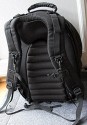 KATA R-103\n\nFoto von Sybille Moh - VIELEN DANK FR DEINE MHE!\n\nKommentar des Nutzers:\n\nHallo Jrg,\nanbei ein paar Zeilen zum kata R-103.\nDer kata R-103 ist im Prinzip das gleiche Modell wie der 102 nur hat der 103 noch eine Laptoptasche. Nicht, da ich stets ein Laptop mit mir herumtrage, aber in dieses Fach passt auch ein dnneres Buch (siehe Bild), oder Zeitschriften, ausbelichtete Fotos oderoderoder... also alles was platt ist oder sich flach zusammenlegen lsst. Durch dieses Fach ist er ca. 3cm dicker als der 102. Es trgt aber nicht sehr auf.\nDie ganz genauen Mae des Rucksackes lassen sich hier unter \nwww.kata-bags.com nachlesen. \nDer Rucksack macht einen stabilen und sehr sicheren Eindruck - das mag daran liegen, da der Hersteller kata u.a. ja auch kugelsichere Westen u.. herstellt. Also auch bei brgerkriegshnlichen Zustnden oder am 1. Mai knnte ich mich damit noch auf die Strae wagen... ;)\nDie Inneneinrichtung ist ebenfalls sehr gut gepolstert und die Trennwnde sind variabel. Reiverschlufcher fr Kleinkram sind ausreichend vorhanden. Dazu gibt es noch Netztaschen und ein stabiles *Kstchen* in das die Fe eines zusammengelegten und befestigten Stativs gesteckt werden knnen. \nAn den Schultergurten befinden sich zwei abnehmbare Bnder an denen man die Kamera befestigen kann, wenn man sie vor dem Bauch trgt, um Last vom Hals zu nehmen. Das Tragesystem an sich hat nochmal einen Neopreneinsatz oberhalb der Schulterbltter. Bei richtiger Einstellung entlastet es zustzlich. Ich hatte zum Testen insgesamt 8 Kilo *geladen* und es war noch immer ertrglich . \nDie Kamera passt sehr gut in den Rucksack - Kameras mit Batteriegriff sollten ebenfalls gut hineinpassen. Einer der ausschlaggebenden Punkte fr mich, diesen Rucksack zu erwerben war der Schnellzugriff (siehe Bild). Er ermglicht die Kamera mit dem aktuell angesetzten Objektiv zu entnehmen ohne den ganzen Rucksack ffnen zu mssen. \nAn den Seiten des Rucksackes befinden sich diverse Schlaufen, an denen man alles mgliche befestigen kann. \nachja, einen Wetterschutz hat er natrlich auch.... \n \nviele Gre\nSybille