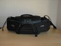 Kata W92 - Canon Edition\n\nFoto von Hotte - DANKE DIR!\n\nKommentar des Nutzers:\n\nHi Jörg,\nanbei die gewünschten pics, auf die Schnelle gemacht.\nHier handelt es sich um die "special edition" von Canon, basierend auf der W-92. Zwischen Blitz und 85er gehört noch einer der beiden zusätzlichen, serienmäßigen Klett-Teiler, hatte ich gerade nicht zur Hand.\nMorgen werde ich das Teil mal bei einer Veranstaltung in der Praxis testen, in Verbindung mit der kurzen Tamrac-Weste, und auf Wunsch berichten.\n\n20D mit BG, 1,8/85, 17-85, 2/135, alle mit Geli\n\n430EX, Akkus für Cam und Blitz, CFs, Filter und Tuch und Kleinkram.\n\nGruß\nHotte