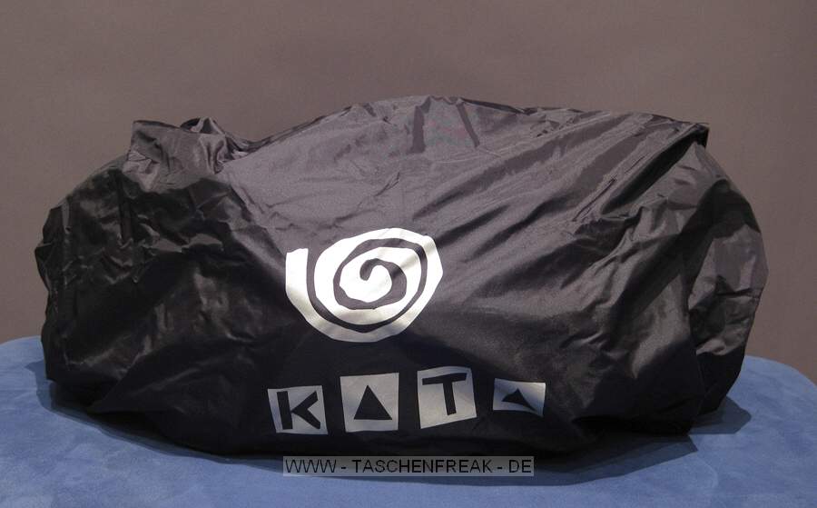 KATA W-92\n\nFoto und Text von Tobias Etzer - VIELEN DANK!\n\nKommentar:\n\nHi, endlich kann ich auch mal was zu deiner genialen Seite beitragen!\nAlso, die Kata W-92 kann als Bauchtasche oder, dank dem mitgelieferten Gurt, auch als Schultertasche getragen werden.\nAuerdem dabei - ein praktischer Regenschutz, hlt gut dicht und ist auch sehr durchdacht mit Klettaussparungen fr den Bauchgurt.\nMan bekommt auch einiges unter, ich habe verstaut:\nEOS40D + BG + EF-S 18-55IS + Sigma 50 1,4 HSM + Tamron 90 2,8 Macro + EF 70-200 4L + Akkus und Kleinkram, in die Auentasche und die kleinen Taschen am Gurt bekommt man sicherlich noch mehr Kleinkram.\nVon der Verarbeitung her wirkt die Tasche sehr wertig, die Verschlsse sind zwar Plastik, wirken aber stabil. Die Reiverschlsse laufen ebenfalls sehr sauber. Die Polsterung kommt mir, zumindest im Hauptfach, auch ausreichend stark vor, bei den beiden Auenkchern bin ich mir noch nicht so sicher.\nIngesamt bin ich sehr angetan von der Tasche.\nIch hoffe ich konnte weiterhelfen,\nlG Tobias