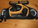 Kata W92 - Canon Edition\n\nFoto von Hotte - DANKE DIR!\n\nKommentar des Nutzers:\n\nHi Jörg,\nanbei die gewünschten pics, auf die Schnelle gemacht.\nHier handelt es sich um die "special edition" von Canon, basierend auf der W-92. Zwischen Blitz und 85er gehört noch einer der beiden zusätzlichen, serienmäßigen Klett-Teiler, hatte ich gerade nicht zur Hand.\nMorgen werde ich das Teil mal bei einer Veranstaltung in der Praxis testen, in Verbindung mit der kurzen Tamrac-Weste, und auf Wunsch berichten.\n\n20D mit BG, 1,8/85, 17-85, 2/135, alle mit Geli\n\n430EX, Akkus für Cam und Blitz, CFs, Filter und Tuch und Kleinkram.\n\nGruß\nHotte