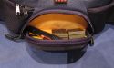 KATA W-92\n\nFoto und Text von Tobias Etzer - VIELEN DANK!\n\nKommentar:\n\nHi, endlich kann ich auch mal was zu deiner genialen Seite beitragen!\nAlso, die Kata W-92 kann als Bauchtasche oder, dank dem mitgelieferten Gurt, auch als Schultertasche getragen werden.\nAußerdem dabei - ein praktischer Regenschutz, hält gut dicht und ist auch sehr durchdacht mit Klettaussparungen für den Bauchgurt.\nMan bekommt auch einiges unter, ich habe verstaut:\nEOS40D + BG + EF-S 18-55IS + Sigma 50 1,4 HSM + Tamron 90 2,8 Macro + EF 70-200 4L + Akkus und Kleinkram, in die Außentasche und die kleinen Taschen am Gurt bekommt man sicherlich noch mehr Kleinkram.\nVon der Verarbeitung her wirkt die Tasche sehr wertig, die Verschlüsse sind zwar Plastik, wirken aber stabil. Die Reißverschlüsse laufen ebenfalls sehr sauber. Die Polsterung kommt mir, zumindest im Hauptfach, auch ausreichend stark vor, bei den beiden Außenköchern bin ich mir noch nicht so sicher.\nIngesamt bin ich sehr angetan von der Tasche.\nIch hoffe ich konnte weiterhelfen,\nlG Tobias