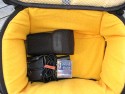 KATA WS-604\n\nFoto von Edgar Hermanns - VIELEN DANK!\n\nKommentar des Nutzers:\n\nAllgemeine Anmerkungen: \n\nPro: \n\n- Die Verarbeitung ist ber jeden Zweifel erhaben.\n- Vorteile gegenber den Loewe-Taschen: man kann die WS-604 auch mal in den Dreck stellen, sie hat Kunststofffsse, so dass sie nicht gleich in der Sosse steht. \n- Die Reissverschlsse sind Topqualitt.\n- Die Polsterung ist ppig.\n- Schlaufen fr Zusatzgepck, Anorak, Stativ o..\n\nContra: \n- Sehr teuer.\n- Packen erfordert etwas Phantasie, ein paar Zentimeter mehr Hhe wren fr mich persnlich besser gewesen.\n- der Schultergurt behindert ein wenig beim ffnen des Deckel-Reissverschlusses, die Karabinerhaken sind genau im Weg.\n\nMeine Bewertung: Top-Tasche mit Verbesserungsmglichkeiten im Detail. Zm Tragekomfort kann ich noch nichts sagen, der Hrtetest steht erst noch aus. Subjektiv fhlt sich mein ganze Germpel aber erst mal leichter an, als in der Slingshot 300.\n\nZum Packmodus: ich habe nur eine Konfiguration fotografiert. Wichtig war mir, dass die 5D auch mit angesetztem 70-200 reingeht. Das funktioniert auch, allerdings ist es dann besser, eine der beiden anderen Linsen in eine der Seitentaschen zu stecken (das geht). Insgesamt ist das ganz gut zu handhaben, ich kann die Kamera mit jeder meiner drei Linsen bestckt in der Tasche verstauen.\n\nDie Bilder:\n\nSanyos auf die Canon-Akkus gelegt.\n\nAlle Fotos © 2007 Edgar (emax) Hermanns, fotografiert mit Canon A710 IS.