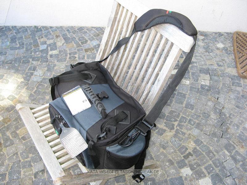 KATA WS-604\n\nFoto von Edgar Hermanns - VIELEN DANK!\n\nKommentar des Nutzers:\n\nAllgemeine Anmerkungen: \n\nPro: \n\n- Die Verarbeitung ist ber jeden Zweifel erhaben.\n- Vorteile gegenber den Loewe-Taschen: man kann die WS-604 auch mal in den Dreck stellen, sie hat Kunststofffsse, so dass sie nicht gleich in der Sosse steht. \n- Die Reissverschlsse sind Topqualitt.\n- Die Polsterung ist ppig.\n- Schlaufen fr Zusatzgepck, Anorak, Stativ o..\n\nContra: \n- Sehr teuer.\n- Packen erfordert etwas Phantasie, ein paar Zentimeter mehr Hhe wren fr mich persnlich besser gewesen.\n- der Schultergurt behindert ein wenig beim ffnen des Deckel-Reissverschlusses, die Karabinerhaken sind genau im Weg.\n\nMeine Bewertung: Top-Tasche mit Verbesserungsmglichkeiten im Detail. Zm Tragekomfort kann ich noch nichts sagen, der Hrtetest steht erst noch aus. Subjektiv fhlt sich mein ganze Germpel aber erst mal leichter an, als in der Slingshot 300.\n\nZum Packmodus: ich habe nur eine Konfiguration fotografiert. Wichtig war mir, dass die 5D auch mit angesetztem 70-200 reingeht. Das funktioniert auch, allerdings ist es dann besser, eine der beiden anderen Linsen in eine der Seitentaschen zu stecken (das geht). Insgesamt ist das ganz gut zu handhaben, ich kann die Kamera mit jeder meiner drei Linsen bestckt in der Tasche verstauen.\n\nDie Bilder:\n\nKomplettansicht mit Umhngegurt.\n\nAlle Fotos © 2007 Edgar (emax) Hermanns, fotografiert mit Canon A710 IS.