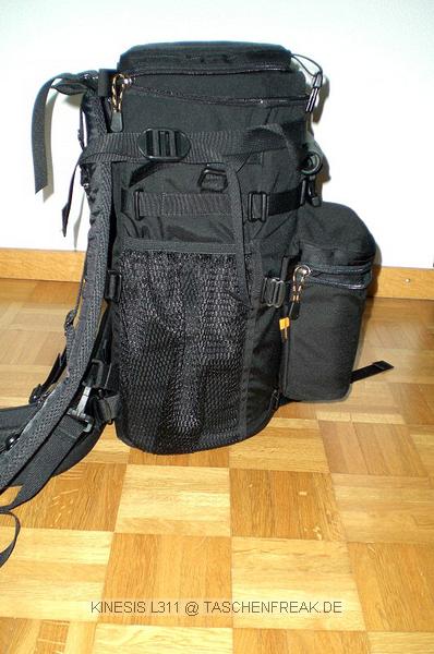 KINESIS L311\n\nFoto von Christian Flck - VIELEN DANK\n\nKommentar des Nuters:\n\nKinesis L311 (wird inkl. A257, die Zusatztasche unten mitte, geliefert), auf\nden Bildern mit "H250 Medium/Large Padded Shoulder Harness", Bauchgurt "H108\nLarge Black Belt" und Zusatztasche "F162 Medium Utility Pouch".\n\nPlatz finden ein 500/4 IS, eine 1dMkIII in der Tasche A257, diverses\nKleinzeug (z.b. Konverter 1.4x und 2x) in der Zusatztasche F162,\nGetrnkeflasche, (sehr) kleiner Regenschutz in den seitlichen Netzen. Neben\ndem 500er lassen sich auch noch einige kleine Sachen reinstopfen, das\nRausnehmen des Objektivs wird dann natrlich mhsam.\n\nDas Ganze ist relativ simpel aus Einzelteilen zusammengesetzt, wirkt aber\ntrotzdem recht stabil, der Tragkomfort ist nicht optimal, aber durchaus gut.\nDa das Eigengewicht des Ganzen weniger als 1 kg ist, trgt man hauptschlich\ndas Equipement und nicht den Rucksack wie bei den grossen 2-3 kg schweren\nLowepro/Tamrac. \n\nBestellt habe ich alles miteinander in USA, Bezahlung per KK, Lieferung\nschnell und problemlos. Obwohl in der Bestellung Einzelteile, waren das\nTraggeschirr und der Bauchgurt bereits montiert bei Lieferung. Es liessen\nsich auch alle Teile abmontieren, allerdings habe ich das noch nicht\nversucht, scheint aber etwas ein Gefummel zu sein.\n\nGrsse\npilatus0 / christian flck