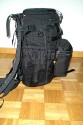 KINESIS L311\n\nFoto von Christian Flck - VIELEN DANK\n\nKommentar des Nuters:\n\nKinesis L311 (wird inkl. A257, die Zusatztasche unten mitte, geliefert), auf\nden Bildern mit "H250 Medium/Large Padded Shoulder Harness", Bauchgurt "H108\nLarge Black Belt" und Zusatztasche "F162 Medium Utility Pouch".\n\nPlatz finden ein 500/4 IS, eine 1dMkIII in der Tasche A257, diverses\nKleinzeug (z.b. Konverter 1.4x und 2x) in der Zusatztasche F162,\nGetrnkeflasche, (sehr) kleiner Regenschutz in den seitlichen Netzen. Neben\ndem 500er lassen sich auch noch einige kleine Sachen reinstopfen, das\nRausnehmen des Objektivs wird dann natrlich mhsam.\n\nDas Ganze ist relativ simpel aus Einzelteilen zusammengesetzt, wirkt aber\ntrotzdem recht stabil, der Tragkomfort ist nicht optimal, aber durchaus gut.\nDa das Eigengewicht des Ganzen weniger als 1 kg ist, trgt man hauptschlich\ndas Equipement und nicht den Rucksack wie bei den grossen 2-3 kg schweren\nLowepro/Tamrac. \n\nBestellt habe ich alles miteinander in USA, Bezahlung per KK, Lieferung\nschnell und problemlos. Obwohl in der Bestellung Einzelteile, waren das\nTraggeschirr und der Bauchgurt bereits montiert bei Lieferung. Es liessen\nsich auch alle Teile abmontieren, allerdings habe ich das noch nicht\nversucht, scheint aber etwas ein Gefummel zu sein.\n\nGrsse\npilatus0 / christian flck
