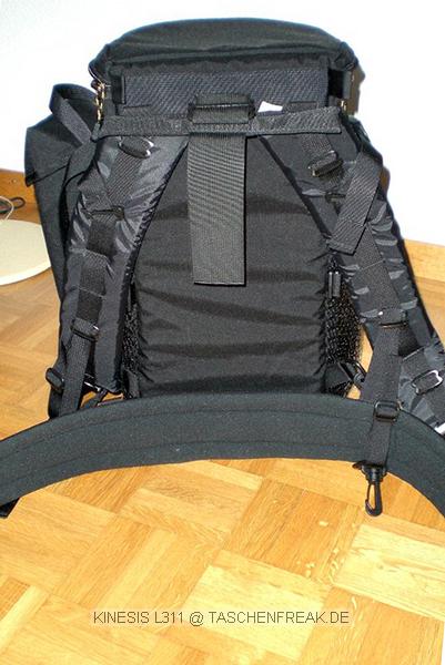 KINESIS L311\n\nFoto von Christian Flck - VIELEN DANK\n\nKommentar des Nuters:\n\nKinesis L311 (wird inkl. A257, die Zusatztasche unten mitte, geliefert), auf\nden Bildern mit "H250 Medium/Large Padded Shoulder Harness", Bauchgurt "H108\nLarge Black Belt" und Zusatztasche "F162 Medium Utility Pouch".\n\nPlatz finden ein 500/4 IS, eine 1dMkIII in der Tasche A257, diverses\nKleinzeug (z.b. Konverter 1.4x und 2x) in der Zusatztasche F162,\nGetrnkeflasche, (sehr) kleiner Regenschutz in den seitlichen Netzen. Neben\ndem 500er lassen sich auch noch einige kleine Sachen reinstopfen, das\nRausnehmen des Objektivs wird dann natrlich mhsam.\n\nDas Ganze ist relativ simpel aus Einzelteilen zusammengesetzt, wirkt aber\ntrotzdem recht stabil, der Tragkomfort ist nicht optimal, aber durchaus gut.\nDa das Eigengewicht des Ganzen weniger als 1 kg ist, trgt man hauptschlich\ndas Equipement und nicht den Rucksack wie bei den grossen 2-3 kg schweren\nLowepro/Tamrac. \n\nBestellt habe ich alles miteinander in USA, Bezahlung per KK, Lieferung\nschnell und problemlos. Obwohl in der Bestellung Einzelteile, waren das\nTraggeschirr und der Bauchgurt bereits montiert bei Lieferung. Es liessen\nsich auch alle Teile abmontieren, allerdings habe ich das noch nicht\nversucht, scheint aber etwas ein Gefummel zu sein.\n\nGrsse\npilatus0 / christian flck