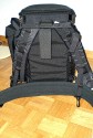 KINESIS L311\n\nFoto von Christian Flck - VIELEN DANK\n\nKommentar des Nuters:\n\nKinesis L311 (wird inkl. A257, die Zusatztasche unten mitte, geliefert), auf\nden Bildern mit "H250 Medium/Large Padded Shoulder Harness", Bauchgurt "H108\nLarge Black Belt" und Zusatztasche "F162 Medium Utility Pouch".\n\nPlatz finden ein 500/4 IS, eine 1dMkIII in der Tasche A257, diverses\nKleinzeug (z.b. Konverter 1.4x und 2x) in der Zusatztasche F162,\nGetrnkeflasche, (sehr) kleiner Regenschutz in den seitlichen Netzen. Neben\ndem 500er lassen sich auch noch einige kleine Sachen reinstopfen, das\nRausnehmen des Objektivs wird dann natrlich mhsam.\n\nDas Ganze ist relativ simpel aus Einzelteilen zusammengesetzt, wirkt aber\ntrotzdem recht stabil, der Tragkomfort ist nicht optimal, aber durchaus gut.\nDa das Eigengewicht des Ganzen weniger als 1 kg ist, trgt man hauptschlich\ndas Equipement und nicht den Rucksack wie bei den grossen 2-3 kg schweren\nLowepro/Tamrac. \n\nBestellt habe ich alles miteinander in USA, Bezahlung per KK, Lieferung\nschnell und problemlos. Obwohl in der Bestellung Einzelteile, waren das\nTraggeschirr und der Bauchgurt bereits montiert bei Lieferung. Es liessen\nsich auch alle Teile abmontieren, allerdings habe ich das noch nicht\nversucht, scheint aber etwas ein Gefummel zu sein.\n\nGrsse\npilatus0 / christian flck