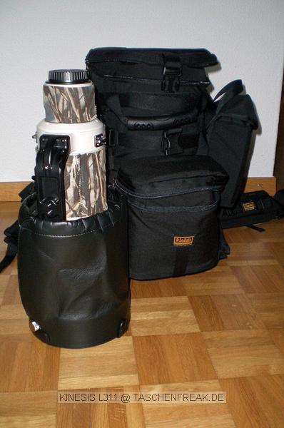 KINESIS L311\n\nFoto von Christian Flck - VIELEN DANK\n\nKommentar des Nuters:\n\nKinesis L311 (wird inkl. A257, die Zusatztasche unten mitte, geliefert), auf\nden Bildern mit "H250 Medium/Large Padded Shoulder Harness", Bauchgurt "H108\nLarge Black Belt" und Zusatztasche "F162 Medium Utility Pouch".\n\nPlatz finden ein 500/4 IS, eine 1dMkIII in der Tasche A257, diverses\nKleinzeug (z.b. Konverter 1.4x und 2x) in der Zusatztasche F162,\nGetrnkeflasche, (sehr) kleiner Regenschutz in den seitlichen Netzen. Neben\ndem 500er lassen sich auch noch einige kleine Sachen reinstopfen, das\nRausnehmen des Objektivs wird dann natrlich mhsam.\n\nDas Ganze ist relativ simpel aus Einzelteilen zusammengesetzt, wirkt aber\ntrotzdem recht stabil, der Tragkomfort ist nicht optimal, aber durchaus gut.\nDa das Eigengewicht des Ganzen weniger als 1 kg ist, trgt man hauptschlich\ndas Equipement und nicht den Rucksack wie bei den grossen 2-3 kg schweren\nLowepro/Tamrac. \n\nBestellt habe ich alles miteinander in USA, Bezahlung per KK, Lieferung\nschnell und problemlos. Obwohl in der Bestellung Einzelteile, waren das\nTraggeschirr und der Bauchgurt bereits montiert bei Lieferung. Es liessen\nsich auch alle Teile abmontieren, allerdings habe ich das noch nicht\nversucht, scheint aber etwas ein Gefummel zu sein.\n\nGrsse\npilatus0 / christian flck