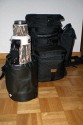 KINESIS L311\n\nFoto von Christian Flck - VIELEN DANK\n\nKommentar des Nuters:\n\nKinesis L311 (wird inkl. A257, die Zusatztasche unten mitte, geliefert), auf\nden Bildern mit "H250 Medium/Large Padded Shoulder Harness", Bauchgurt "H108\nLarge Black Belt" und Zusatztasche "F162 Medium Utility Pouch".\n\nPlatz finden ein 500/4 IS, eine 1dMkIII in der Tasche A257, diverses\nKleinzeug (z.b. Konverter 1.4x und 2x) in der Zusatztasche F162,\nGetrnkeflasche, (sehr) kleiner Regenschutz in den seitlichen Netzen. Neben\ndem 500er lassen sich auch noch einige kleine Sachen reinstopfen, das\nRausnehmen des Objektivs wird dann natrlich mhsam.\n\nDas Ganze ist relativ simpel aus Einzelteilen zusammengesetzt, wirkt aber\ntrotzdem recht stabil, der Tragkomfort ist nicht optimal, aber durchaus gut.\nDa das Eigengewicht des Ganzen weniger als 1 kg ist, trgt man hauptschlich\ndas Equipement und nicht den Rucksack wie bei den grossen 2-3 kg schweren\nLowepro/Tamrac. \n\nBestellt habe ich alles miteinander in USA, Bezahlung per KK, Lieferung\nschnell und problemlos. Obwohl in der Bestellung Einzelteile, waren das\nTraggeschirr und der Bauchgurt bereits montiert bei Lieferung. Es liessen\nsich auch alle Teile abmontieren, allerdings habe ich das noch nicht\nversucht, scheint aber etwas ein Gefummel zu sein.\n\nGrsse\npilatus0 / christian flck