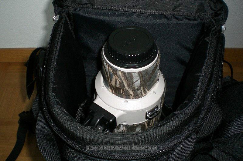 KINESIS L311\n\nFoto von Christian Flck - VIELEN DANK\n\nKommentar des Nuters:\n\nKinesis L311 (wird inkl. A257, die Zusatztasche unten mitte, geliefert), auf\nden Bildern mit "H250 Medium/Large Padded Shoulder Harness", Bauchgurt "H108\nLarge Black Belt" und Zusatztasche "F162 Medium Utility Pouch".\n\nPlatz finden ein 500/4 IS, eine 1dMkIII in der Tasche A257, diverses\nKleinzeug (z.b. Konverter 1.4x und 2x) in der Zusatztasche F162,\nGetrnkeflasche, (sehr) kleiner Regenschutz in den seitlichen Netzen. Neben\ndem 500er lassen sich auch noch einige kleine Sachen reinstopfen, das\nRausnehmen des Objektivs wird dann natrlich mhsam.\n\nDas Ganze ist relativ simpel aus Einzelteilen zusammengesetzt, wirkt aber\ntrotzdem recht stabil, der Tragkomfort ist nicht optimal, aber durchaus gut.\nDa das Eigengewicht des Ganzen weniger als 1 kg ist, trgt man hauptschlich\ndas Equipement und nicht den Rucksack wie bei den grossen 2-3 kg schweren\nLowepro/Tamrac. \n\nBestellt habe ich alles miteinander in USA, Bezahlung per KK, Lieferung\nschnell und problemlos. Obwohl in der Bestellung Einzelteile, waren das\nTraggeschirr und der Bauchgurt bereits montiert bei Lieferung. Es liessen\nsich auch alle Teile abmontieren, allerdings habe ich das noch nicht\nversucht, scheint aber etwas ein Gefummel zu sein.\n\nGrsse\npilatus0 / christian flck