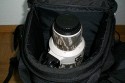 KINESIS L311\n\nFoto von Christian Flck - VIELEN DANK\n\nKommentar des Nuters:\n\nKinesis L311 (wird inkl. A257, die Zusatztasche unten mitte, geliefert), auf\nden Bildern mit "H250 Medium/Large Padded Shoulder Harness", Bauchgurt "H108\nLarge Black Belt" und Zusatztasche "F162 Medium Utility Pouch".\n\nPlatz finden ein 500/4 IS, eine 1dMkIII in der Tasche A257, diverses\nKleinzeug (z.b. Konverter 1.4x und 2x) in der Zusatztasche F162,\nGetrnkeflasche, (sehr) kleiner Regenschutz in den seitlichen Netzen. Neben\ndem 500er lassen sich auch noch einige kleine Sachen reinstopfen, das\nRausnehmen des Objektivs wird dann natrlich mhsam.\n\nDas Ganze ist relativ simpel aus Einzelteilen zusammengesetzt, wirkt aber\ntrotzdem recht stabil, der Tragkomfort ist nicht optimal, aber durchaus gut.\nDa das Eigengewicht des Ganzen weniger als 1 kg ist, trgt man hauptschlich\ndas Equipement und nicht den Rucksack wie bei den grossen 2-3 kg schweren\nLowepro/Tamrac. \n\nBestellt habe ich alles miteinander in USA, Bezahlung per KK, Lieferung\nschnell und problemlos. Obwohl in der Bestellung Einzelteile, waren das\nTraggeschirr und der Bauchgurt bereits montiert bei Lieferung. Es liessen\nsich auch alle Teile abmontieren, allerdings habe ich das noch nicht\nversucht, scheint aber etwas ein Gefummel zu sein.\n\nGrsse\npilatus0 / christian flck