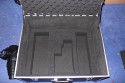 CAMCase III\n\nFoto von Jrg Langer (Taschenfreak.de)\n\nKommentar des Nutzers:\n\nZiel: Studioblitze ausreichend geschtzt transportieren und lagern.\n\nBestellte Artikel bei Kofferfunshop.de:\n1x 62012 Gertekoffer Flight III\n1x 69912 Schaumstoff-EInlage CamCase Kit III\n\nMae des Koffers / Flightcase:\n550x450x340mm\n\nDie "Einbaumanahmen" sind uerst einfach und mit einem guten Klingenmesser in wenigen Minuten zu machen.\n\nWir bringen in der jetzigen Version unter:\n1x 420Ws Studioblitz mit Reflektor\n1x 260Ws Studioblitz mit Reflektor\n1x 100Ws Studioblitz mit Spotaufsatz\nSteckerleiste\n10 m Verlngerungskabel\n2x Anschkusskabel 5m fr die groen Blitze\n3x Sync Kabel fr die Blitze\n\nDer Koffer ist stabil genug und lsst sich an den beiden stabilen Seitengriffen sehr gut tragen und transportieren.\n\nUnsere Meinung: Das beste was wir im Internet finden konnten fr die o.g. Anwendung.