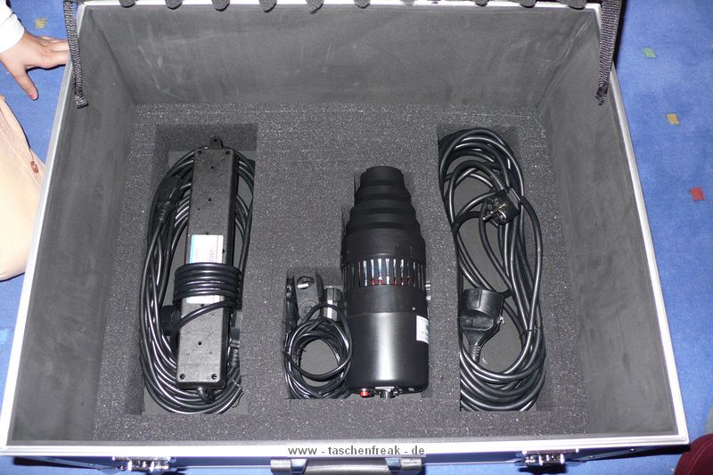 CAMCase III\n\nFoto von Jörg Langer (Taschenfreak.de)\n\nKommentar des Nutzers:\n\nZiel: Studioblitze ausreichend geschützt transportieren und lagern.\n\nBestellte Artikel bei Kofferfunshop.de:\n1x 62012 Gerätekoffer Flight III\n1x 69912 Schaumstoff-EInlage CamCase Kit III\n\nMaße des Koffers / Flightcase:\n550x450x340mm\n\nDie "Einbaumaßnahmen" sind äußerst einfach und mit einem guten Klingenmesser in wenigen Minuten zu machen.\n\nWir bringen in der jetzigen Version unter:\n1x 420Ws Studioblitz mit Reflektor\n1x 260Ws Studioblitz mit Reflektor\n1x 100Ws Studioblitz mit Spotaufsatz\nSteckerleiste\n10 m Verlängerungskabel\n2x Anschkusskabel 5m für die großen Blitze\n3x Sync Kabel für die Blitze\n\nDer Koffer ist stabil genug und lässt sich an den beiden stabilen Seitengriffen sehr gut tragen und transportieren.\n\nUnsere Meinung: Das beste was wir im Internet finden konnten für die o.g. Anwendung.