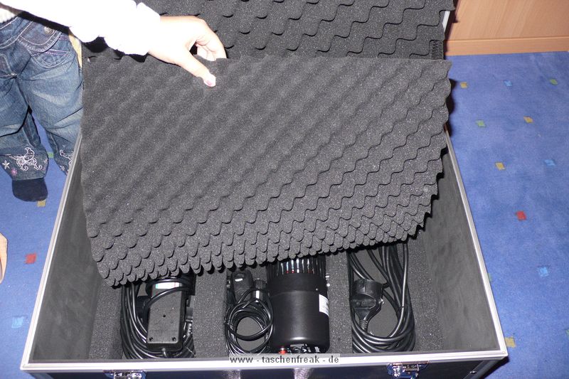 CAMCase III\n\nFoto von Jrg Langer (Taschenfreak.de)\n\nKommentar des Nutzers:\n\nZiel: Studioblitze ausreichend geschtzt transportieren und lagern.\n\nBestellte Artikel bei Kofferfunshop.de:\n1x 62012 Gertekoffer Flight III\n1x 69912 Schaumstoff-EInlage CamCase Kit III\n\nMae des Koffers / Flightcase:\n550x450x340mm\n\nDie "Einbaumanahmen" sind uerst einfach und mit einem guten Klingenmesser in wenigen Minuten zu machen.\n\nWir bringen in der jetzigen Version unter:\n1x 420Ws Studioblitz mit Reflektor\n1x 260Ws Studioblitz mit Reflektor\n1x 100Ws Studioblitz mit Spotaufsatz\nSteckerleiste\n10 m Verlngerungskabel\n2x Anschkusskabel 5m fr die groen Blitze\n3x Sync Kabel fr die Blitze\n\nDer Koffer ist stabil genug und lsst sich an den beiden stabilen Seitengriffen sehr gut tragen und transportieren.\n\nUnsere Meinung: Das beste was wir im Internet finden konnten fr die o.g. Anwendung.