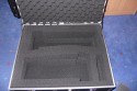 CAMCase III\n\nFoto von Jrg Langer (Taschenfreak.de)\n\nKommentar des Nutzers:\n\nZiel: Studioblitze ausreichend geschtzt transportieren und lagern.\n\nBestellte Artikel bei Kofferfunshop.de:\n1x 62012 Gertekoffer Flight III\n1x 69912 Schaumstoff-EInlage CamCase Kit III\n\nMae des Koffers / Flightcase:\n550x450x340mm\n\nDie "Einbaumanahmen" sind uerst einfach und mit einem guten Klingenmesser in wenigen Minuten zu machen.\n\nWir bringen in der jetzigen Version unter:\n1x 420Ws Studioblitz mit Reflektor\n1x 260Ws Studioblitz mit Reflektor\n1x 100Ws Studioblitz mit Spotaufsatz\nSteckerleiste\n10 m Verlngerungskabel\n2x Anschkusskabel 5m fr die groen Blitze\n3x Sync Kabel fr die Blitze\n\nDer Koffer ist stabil genug und lsst sich an den beiden stabilen Seitengriffen sehr gut tragen und transportieren.\n\nUnsere Meinung: Das beste was wir im Internet finden konnten fr die o.g. Anwendung.