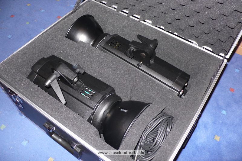 CAMCase III\n\nFoto von Jrg Langer (Taschenfreak.de)\n\nKommentar des Nutzers:\n\nZiel: Studioblitze ausreichend geschtzt transportieren und lagern.\n\nBestellte Artikel bei Kofferfunshop.de:\n1x 62012 Gertekoffer Flight III\n1x 69912 Schaumstoff-EInlage CamCase Kit III\n\nMae des Koffers / Flightcase:\n550x450x340mm\n\nDie "Einbaumanahmen" sind uerst einfach und mit einem guten Klingenmesser in wenigen Minuten zu machen.\n\nWir bringen in der jetzigen Version unter:\n1x 420Ws Studioblitz mit Reflektor\n1x 260Ws Studioblitz mit Reflektor\n1x 100Ws Studioblitz mit Spotaufsatz\nSteckerleiste\n10 m Verlngerungskabel\n2x Anschkusskabel 5m fr die groen Blitze\n3x Sync Kabel fr die Blitze\n\nDer Koffer ist stabil genug und lsst sich an den beiden stabilen Seitengriffen sehr gut tragen und transportieren.\n\nUnsere Meinung: Das beste was wir im Internet finden konnten fr die o.g. Anwendung.