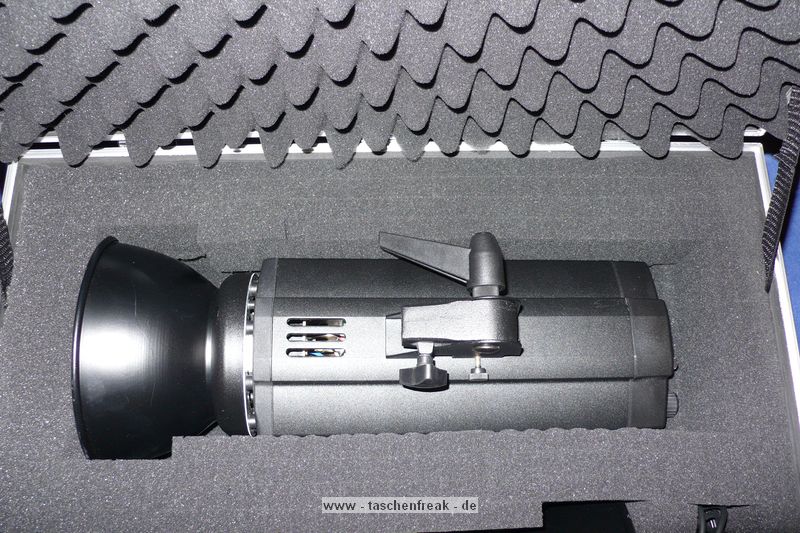 CAMCase III\n\nFoto von Jrg Langer (Taschenfreak.de)\n\nKommentar des Nutzers:\n\nZiel: Studioblitze ausreichend geschtzt transportieren und lagern.\n\nBestellte Artikel bei Kofferfunshop.de:\n1x 62012 Gertekoffer Flight III\n1x 69912 Schaumstoff-EInlage CamCase Kit III\n\nMae des Koffers / Flightcase:\n550x450x340mm\n\nDie "Einbaumanahmen" sind uerst einfach und mit einem guten Klingenmesser in wenigen Minuten zu machen.\n\nWir bringen in der jetzigen Version unter:\n1x 420Ws Studioblitz mit Reflektor\n1x 260Ws Studioblitz mit Reflektor\n1x 100Ws Studioblitz mit Spotaufsatz\nSteckerleiste\n10 m Verlngerungskabel\n2x Anschkusskabel 5m fr die groen Blitze\n3x Sync Kabel fr die Blitze\n\nDer Koffer ist stabil genug und lsst sich an den beiden stabilen Seitengriffen sehr gut tragen und transportieren.\n\nUnsere Meinung: Das beste was wir im Internet finden konnten fr die o.g. Anwendung.