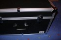 CAMCase III\n\nFoto von Jrg Langer (Taschenfreak.de)\n\nKommentar des Nutzers:\n\nZiel: Studioblitze ausreichend geschtzt transportieren und lagern.\n\nBestellte Artikel bei Kofferfunshop.de:\n1x 62012 Gertekoffer Flight III\n1x 69912 Schaumstoff-EInlage CamCase Kit III\n\nMae des Koffers / Flightcase:\n550x450x340mm\n\nDie "Einbaumanahmen" sind uerst einfach und mit einem guten Klingenmesser in wenigen Minuten zu machen.\n\nWir bringen in der jetzigen Version unter:\n1x 420Ws Studioblitz mit Reflektor\n1x 260Ws Studioblitz mit Reflektor\n1x 100Ws Studioblitz mit Spotaufsatz\nSteckerleiste\n10 m Verlngerungskabel\n2x Anschkusskabel 5m fr die groen Blitze\n3x Sync Kabel fr die Blitze\n\nDer Koffer ist stabil genug und lsst sich an den beiden stabilen Seitengriffen sehr gut tragen und transportieren.\n\nUnsere Meinung: Das beste was wir im Internet finden konnten fr die o.g. Anwendung.