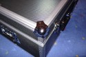 CAMCase III\n\nFoto von Jrg Langer (Taschenfreak.de)\n\nKommentar des Nutzers:\n\nZiel: Studioblitze ausreichend geschtzt transportieren und lagern.\n\nBestellte Artikel bei Kofferfunshop.de:\n1x 62012 Gertekoffer Flight III\n1x 69912 Schaumstoff-EInlage CamCase Kit III\n\nMae des Koffers / Flightcase:\n550x450x340mm\n\nDie "Einbaumanahmen" sind uerst einfach und mit einem guten Klingenmesser in wenigen Minuten zu machen.\n\nWir bringen in der jetzigen Version unter:\n1x 420Ws Studioblitz mit Reflektor\n1x 260Ws Studioblitz mit Reflektor\n1x 100Ws Studioblitz mit Spotaufsatz\nSteckerleiste\n10 m Verlngerungskabel\n2x Anschkusskabel 5m fr die groen Blitze\n3x Sync Kabel fr die Blitze\n\nDer Koffer ist stabil genug und lsst sich an den beiden stabilen Seitengriffen sehr gut tragen und transportieren.\n\nUnsere Meinung: Das beste was wir im Internet finden konnten fr die o.g. Anwendung.