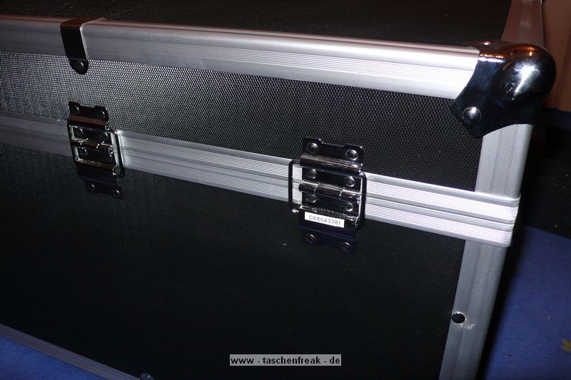 CAMCase III\n\nFoto von Jörg Langer (Taschenfreak.de)\n\nKommentar des Nutzers:\n\nZiel: Studioblitze ausreichend geschützt transportieren und lagern.\n\nBestellte Artikel bei Kofferfunshop.de:\n1x 62012 Gerätekoffer Flight III\n1x 69912 Schaumstoff-EInlage CamCase Kit III\n\nMaße des Koffers / Flightcase:\n550x450x340mm\n\nDie "Einbaumaßnahmen" sind äußerst einfach und mit einem guten Klingenmesser in wenigen Minuten zu machen.\n\nWir bringen in der jetzigen Version unter:\n1x 420Ws Studioblitz mit Reflektor\n1x 260Ws Studioblitz mit Reflektor\n1x 100Ws Studioblitz mit Spotaufsatz\nSteckerleiste\n10 m Verlängerungskabel\n2x Anschkusskabel 5m für die großen Blitze\n3x Sync Kabel für die Blitze\n\nDer Koffer ist stabil genug und lässt sich an den beiden stabilen Seitengriffen sehr gut tragen und transportieren.\n\nUnsere Meinung: Das beste was wir im Internet finden konnten für die o.g. Anwendung.
