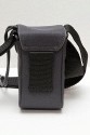 LEICA D-Lux 3 Cordura Tasche\n\nFoto von Jrg Langer (Taschenfreak)\n\nKommentar des Nutzers:\n\nDiese sehr stabile und wiederstandsfhige Tasche nimmt die Leica D-Lux 3 oder bauhnliche Kompakte Digicams sehr gut auf.\n\nDie Frontasche nimmt den Akku uind eine nicht verpackte SD Card gut auf, knnte aber etwas tiefer sein, damit der Teure Inhalt nicht ganz so leicht rausfllt.\n\nDer Schultergurt ist sehr gut und ausreichend dimensioniert, leider aber nicht abnehmbar was die Tasche u.E. als Grteltasche unbrauchbar macht (leider....)\n\nDer Klick Verschluss ist gut und auch mit einer Hand zu bedienen.