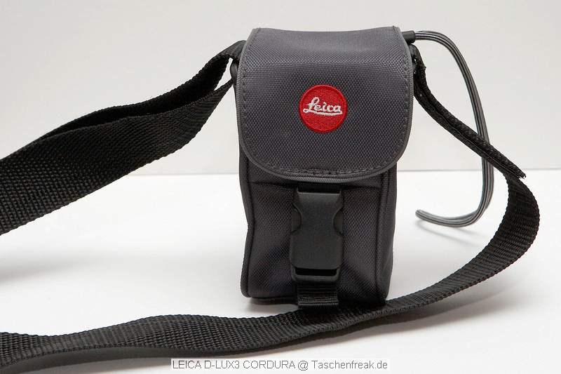 LEICA D-Lux 3 Cordura Tasche\n\nFoto von J�rg Langer (Taschenfreak)\n\nKommentar des Nutzers:\n\nDiese sehr stabile und wiederstandsf�hige Tasche nimmt die Leica D-Lux 3 oder bau�hnliche Kompakte Digicams sehr gut auf.\n\nDie Frontasche nimmt den Akku uind eine nicht verpackte SD Card gut auf, k�nnte aber etwas tiefer sein, damit der Teure Inhalt nicht ganz so leicht rausf�llt.\n\nDer Schultergurt ist sehr gut und ausreichend dimensioniert, leider aber nicht abnehmbar was die Tasche u.E. als G�rteltasche unbrauchbar macht (leider....)\n\nDer Klick Verschluss ist gut und auch mit einer Hand zu bedienen.