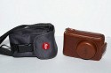 LEICA D-Lux 3 Cordura Tasche\n\nFoto von Jrg Langer (Taschenfreak)\n\nKommentar des Nutzers:\n\nDiese sehr stabile und wiederstandsfhige Tasche nimmt die Leica D-Lux 3 oder bauhnliche Kompakte Digicams sehr gut auf.\n\nDie Frontasche nimmt den Akku uind eine nicht verpackte SD Card gut auf, knnte aber etwas tiefer sein, damit der Teure Inhalt nicht ganz so leicht rausfllt.\n\nDer Schultergurt ist sehr gut und ausreichend dimensioniert, leider aber nicht abnehmbar was die Tasche u.E. als Grteltasche unbrauchbar macht (leider....)\n\nDer Klick Verschluss ist gut und auch mit einer Hand zu bedienen.