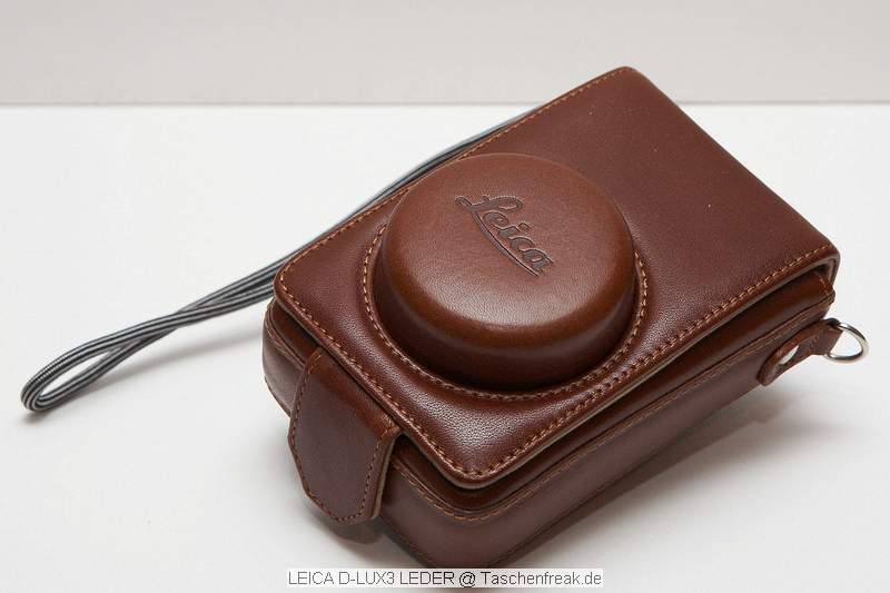 LEICA D-Lux 3 Leder Tasche\n\nFoto von Jörg Langer (Taschenfreak)\n\nKommentar des Nutzers:\n\nDiese sehr stabile und sehr klassisch wirkendeTasche nimmt die Leica D-Lux 3 oder bauähnliche Kompakte Digicams sehr gut auf.\n\nEine Fronttasche für SD Card oder Ersatzakku sicht man hier vergeblich.\n\nDer mitgelieferte Schultergurt ist aus der selben Lederfarbe wie die Tasche selbst und sehr lang aber sicher Geschmackksache. Wir nutzen diese Tasche nur als "Handtasche" und nutzen dafür die Handschlaufe der Leica Camera selbst, diese durch eine Öse an der normalerweise der Schultergurt befestigt wird, einfach durchgezogen wird.\n\nDie Tasche kann auch theoretisch am Gürtel getragen werden.\n\nDas Innenfutter aus Wildleder ist sehr esdel und sehr hochwertig vernäht wie die gesamte Tasche selbst auch.\n\nEinen besseren Schutz für die kleine edle Cam werden SIe wahrscheinlich nicht finden.