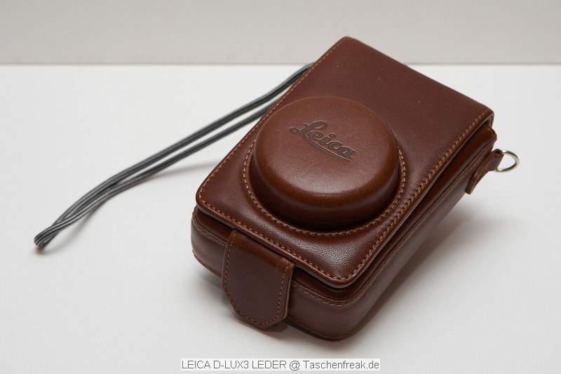 LEICA D-Lux 3 Leder Tasche\n\nFoto von Jrg Langer (Taschenfreak)\n\nKommentar des Nutzers:\n\nDiese sehr stabile und sehr klassisch wirkendeTasche nimmt die Leica D-Lux 3 oder bauhnliche Kompakte Digicams sehr gut auf.\n\nEine Fronttasche fr SD Card oder Ersatzakku sicht man hier vergeblich.\n\nDer mitgelieferte Schultergurt ist aus der selben Lederfarbe wie die Tasche selbst und sehr lang aber sicher Geschmackksache. Wir nutzen diese Tasche nur als "Handtasche" und nutzen dafr die Handschlaufe der Leica Camera selbst, diese durch eine se an der normalerweise der Schultergurt befestigt wird, einfach durchgezogen wird.\n\nDie Tasche kann auch theoretisch am Grtel getragen werden.\n\nDas Innenfutter aus Wildleder ist sehr esdel und sehr hochwertig vernht wie die gesamte Tasche selbst auch.\n\nEinen besseren Schutz fr die kleine edle Cam werden SIe wahrscheinlich nicht finden.