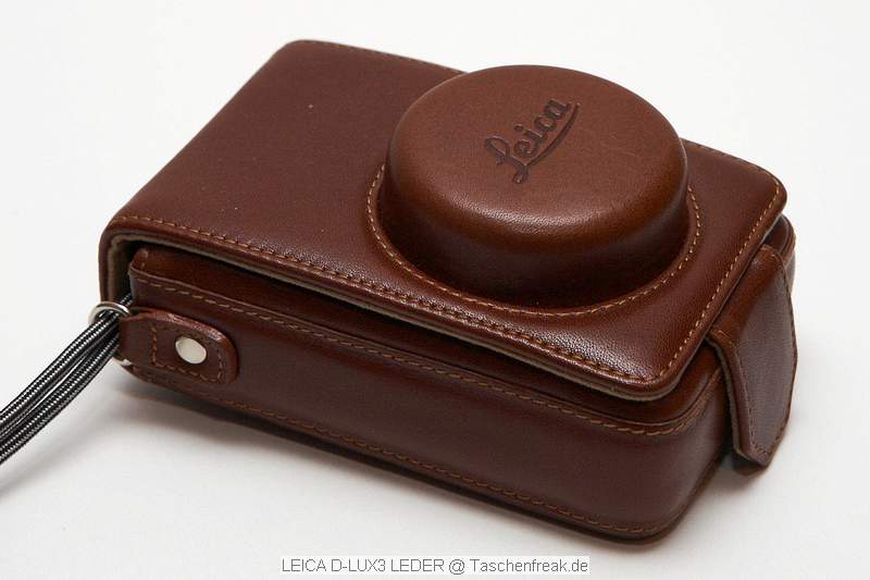 LEICA D-Lux 3 Leder Tasche\n\nFoto von Jrg Langer (Taschenfreak)\n\nKommentar des Nutzers:\n\nDiese sehr stabile und sehr klassisch wirkendeTasche nimmt die Leica D-Lux 3 oder bauhnliche Kompakte Digicams sehr gut auf.\n\nEine Fronttasche fr SD Card oder Ersatzakku sicht man hier vergeblich.\n\nDer mitgelieferte Schultergurt ist aus der selben Lederfarbe wie die Tasche selbst und sehr lang aber sicher Geschmackksache. Wir nutzen diese Tasche nur als "Handtasche" und nutzen dafr die Handschlaufe der Leica Camera selbst, diese durch eine se an der normalerweise der Schultergurt befestigt wird, einfach durchgezogen wird.\n\nDie Tasche kann auch theoretisch am Grtel getragen werden.\n\nDas Innenfutter aus Wildleder ist sehr esdel und sehr hochwertig vernht wie die gesamte Tasche selbst auch.\n\nEinen besseren Schutz fr die kleine edle Cam werden SIe wahrscheinlich nicht finden.
