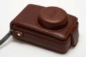 LEICA D-Lux 3 Leder Tasche\n\nFoto von Jrg Langer (Taschenfreak)\n\nKommentar des Nutzers:\n\nDiese sehr stabile und sehr klassisch wirkendeTasche nimmt die Leica D-Lux 3 oder bauhnliche Kompakte Digicams sehr gut auf.\n\nEine Fronttasche fr SD Card oder Ersatzakku sicht man hier vergeblich.\n\nDer mitgelieferte Schultergurt ist aus der selben Lederfarbe wie die Tasche selbst und sehr lang aber sicher Geschmackksache. Wir nutzen diese Tasche nur als "Handtasche" und nutzen dafr die Handschlaufe der Leica Camera selbst, diese durch eine se an der normalerweise der Schultergurt befestigt wird, einfach durchgezogen wird.\n\nDie Tasche kann auch theoretisch am Grtel getragen werden.\n\nDas Innenfutter aus Wildleder ist sehr esdel und sehr hochwertig vernht wie die gesamte Tasche selbst auch.\n\nEinen besseren Schutz fr die kleine edle Cam werden SIe wahrscheinlich nicht finden.