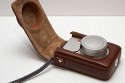 LEICA D-Lux 3 Leder Tasche\n\nFoto von Jrg Langer (Taschenfreak)\n\nKommentar des Nutzers:\n\nDiese sehr stabile und sehr klassisch wirkendeTasche nimmt die Leica D-Lux 3 oder bauhnliche Kompakte Digicams sehr gut auf.\n\nEine Fronttasche fr SD Card oder Ersatzakku sicht man hier vergeblich.\n\nDer mitgelieferte Schultergurt ist aus der selben Lederfarbe wie die Tasche selbst und sehr lang aber sicher Geschmackksache. Wir nutzen diese Tasche nur als "Handtasche" und nutzen dafr die Handschlaufe der Leica Camera selbst, diese durch eine se an der normalerweise der Schultergurt befestigt wird, einfach durchgezogen wird.\n\nDie Tasche kann auch theoretisch am Grtel getragen werden.\n\nDas Innenfutter aus Wildleder ist sehr esdel und sehr hochwertig vernht wie die gesamte Tasche selbst auch.\n\nEinen besseren Schutz fr die kleine edle Cam werden SIe wahrscheinlich nicht finden.