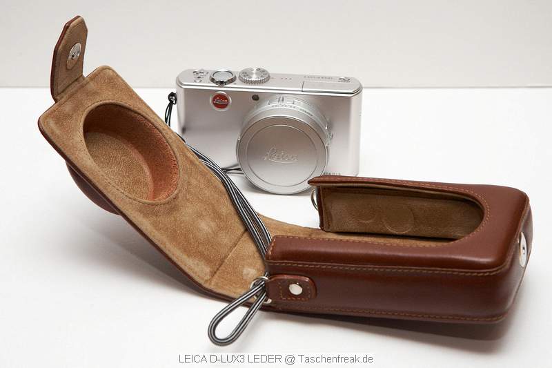 LEICA D-Lux 3 Leder Tasche\n\nFoto von Jrg Langer (Taschenfreak)\n\nKommentar des Nutzers:\n\nDiese sehr stabile und sehr klassisch wirkendeTasche nimmt die Leica D-Lux 3 oder bauhnliche Kompakte Digicams sehr gut auf.\n\nEine Fronttasche fr SD Card oder Ersatzakku sicht man hier vergeblich.\n\nDer mitgelieferte Schultergurt ist aus der selben Lederfarbe wie die Tasche selbst und sehr lang aber sicher Geschmackksache. Wir nutzen diese Tasche nur als "Handtasche" und nutzen dafr die Handschlaufe der Leica Camera selbst, diese durch eine se an der normalerweise der Schultergurt befestigt wird, einfach durchgezogen wird.\n\nDie Tasche kann auch theoretisch am Grtel getragen werden.\n\nDas Innenfutter aus Wildleder ist sehr esdel und sehr hochwertig vernht wie die gesamte Tasche selbst auch.\n\nEinen besseren Schutz fr die kleine edle Cam werden SIe wahrscheinlich nicht finden.
