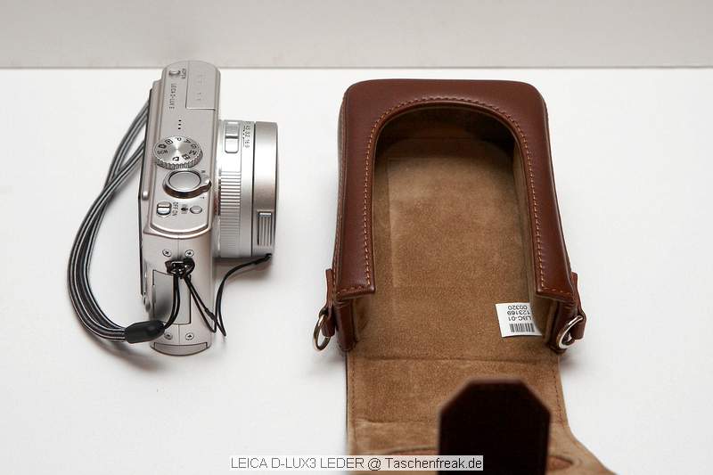 LEICA D-Lux 3 Leder Tasche\n\nFoto von Jrg Langer (Taschenfreak)\n\nKommentar des Nutzers:\n\nDiese sehr stabile und sehr klassisch wirkendeTasche nimmt die Leica D-Lux 3 oder bauhnliche Kompakte Digicams sehr gut auf.\n\nEine Fronttasche fr SD Card oder Ersatzakku sicht man hier vergeblich.\n\nDer mitgelieferte Schultergurt ist aus der selben Lederfarbe wie die Tasche selbst und sehr lang aber sicher Geschmackksache. Wir nutzen diese Tasche nur als "Handtasche" und nutzen dafr die Handschlaufe der Leica Camera selbst, diese durch eine se an der normalerweise der Schultergurt befestigt wird, einfach durchgezogen wird.\n\nDie Tasche kann auch theoretisch am Grtel getragen werden.\n\nDas Innenfutter aus Wildleder ist sehr esdel und sehr hochwertig vernht wie die gesamte Tasche selbst auch.\n\nEinen besseren Schutz fr die kleine edle Cam werden SIe wahrscheinlich nicht finden.