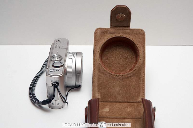 LEICA D-Lux 3 Leder Tasche\n\nFoto von Jrg Langer (Taschenfreak)\n\nKommentar des Nutzers:\n\nDiese sehr stabile und sehr klassisch wirkendeTasche nimmt die Leica D-Lux 3 oder bauhnliche Kompakte Digicams sehr gut auf.\n\nEine Fronttasche fr SD Card oder Ersatzakku sicht man hier vergeblich.\n\nDer mitgelieferte Schultergurt ist aus der selben Lederfarbe wie die Tasche selbst und sehr lang aber sicher Geschmackksache. Wir nutzen diese Tasche nur als "Handtasche" und nutzen dafr die Handschlaufe der Leica Camera selbst, diese durch eine se an der normalerweise der Schultergurt befestigt wird, einfach durchgezogen wird.\n\nDie Tasche kann auch theoretisch am Grtel getragen werden.\n\nDas Innenfutter aus Wildleder ist sehr esdel und sehr hochwertig vernht wie die gesamte Tasche selbst auch.\n\nEinen besseren Schutz fr die kleine edle Cam werden SIe wahrscheinlich nicht finden.