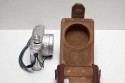 LEICA D-Lux 3 Leder Tasche\n\nFoto von Jrg Langer (Taschenfreak)\n\nKommentar des Nutzers:\n\nDiese sehr stabile und sehr klassisch wirkendeTasche nimmt die Leica D-Lux 3 oder bauhnliche Kompakte Digicams sehr gut auf.\n\nEine Fronttasche fr SD Card oder Ersatzakku sicht man hier vergeblich.\n\nDer mitgelieferte Schultergurt ist aus der selben Lederfarbe wie die Tasche selbst und sehr lang aber sicher Geschmackksache. Wir nutzen diese Tasche nur als "Handtasche" und nutzen dafr die Handschlaufe der Leica Camera selbst, diese durch eine se an der normalerweise der Schultergurt befestigt wird, einfach durchgezogen wird.\n\nDie Tasche kann auch theoretisch am Grtel getragen werden.\n\nDas Innenfutter aus Wildleder ist sehr esdel und sehr hochwertig vernht wie die gesamte Tasche selbst auch.\n\nEinen besseren Schutz fr die kleine edle Cam werden SIe wahrscheinlich nicht finden.