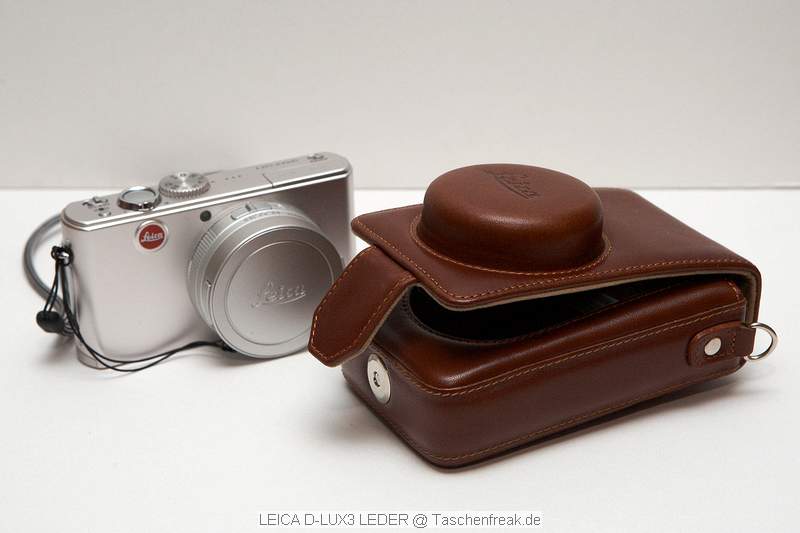 LEICA D-Lux 3 Leder Tasche\n\nFoto von Jörg Langer (Taschenfreak)\n\nKommentar des Nutzers:\n\nDiese sehr stabile und sehr klassisch wirkendeTasche nimmt die Leica D-Lux 3 oder bauähnliche Kompakte Digicams sehr gut auf.\n\nEine Fronttasche für SD Card oder Ersatzakku sicht man hier vergeblich.\n\nDer mitgelieferte Schultergurt ist aus der selben Lederfarbe wie die Tasche selbst und sehr lang aber sicher Geschmackksache. Wir nutzen diese Tasche nur als "Handtasche" und nutzen dafür die Handschlaufe der Leica Camera selbst, diese durch eine Öse an der normalerweise der Schultergurt befestigt wird, einfach durchgezogen wird.\n\nDie Tasche kann auch theoretisch am Gürtel getragen werden.\n\nDas Innenfutter aus Wildleder ist sehr esdel und sehr hochwertig vernäht wie die gesamte Tasche selbst auch.\n\nEinen besseren Schutz für die kleine edle Cam werden SIe wahrscheinlich nicht finden.