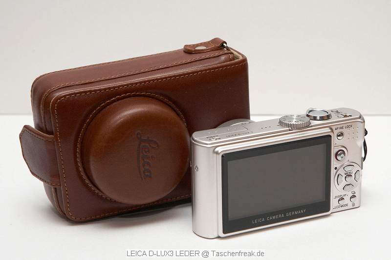LEICA D-Lux 3 Leder Tasche\n\nFoto von Jrg Langer (Taschenfreak)\n\nKommentar des Nutzers:\n\nDiese sehr stabile und sehr klassisch wirkendeTasche nimmt die Leica D-Lux 3 oder bauhnliche Kompakte Digicams sehr gut auf.\n\nEine Fronttasche fr SD Card oder Ersatzakku sicht man hier vergeblich.\n\nDer mitgelieferte Schultergurt ist aus der selben Lederfarbe wie die Tasche selbst und sehr lang aber sicher Geschmackksache. Wir nutzen diese Tasche nur als "Handtasche" und nutzen dafr die Handschlaufe der Leica Camera selbst, diese durch eine se an der normalerweise der Schultergurt befestigt wird, einfach durchgezogen wird.\n\nDie Tasche kann auch theoretisch am Grtel getragen werden.\n\nDas Innenfutter aus Wildleder ist sehr esdel und sehr hochwertig vernht wie die gesamte Tasche selbst auch.\n\nEinen besseren Schutz fr die kleine edle Cam werden SIe wahrscheinlich nicht finden.