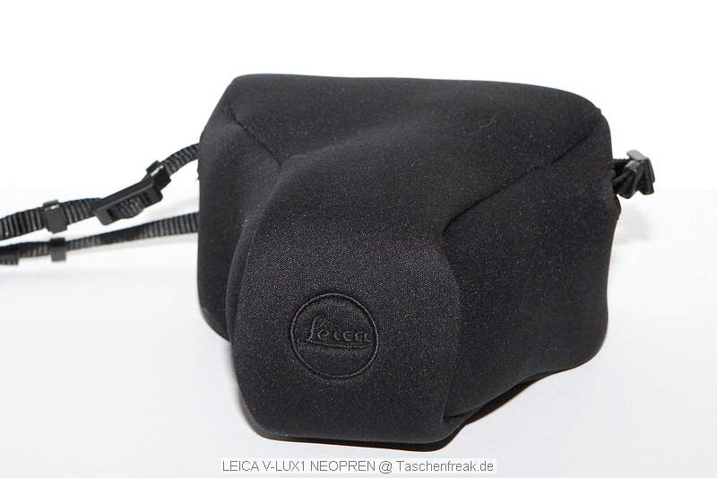 LEICA V-LUX1 NEOPREN TASCHE\n\nFoto von Jrg Langer (Taschenfreak)\n\nKommentar des Nutzers:\n\nDiese Neoprentasche ist idal fr die Leica V-Lux 1 oder die (hier gezeigte) baugleiche Panasonic FZ50.\n\nIm hinteren Teil sind 2 Fcher in die leider kein Ersatzakku von der Bauform herein passt aber gut 2 SD Cards zustzlich zur Cam transportiert werden knnen.\n\nGenutzt wird der Schultergurt der Camera (hier ein Domke Gurt). \n\nDie Tasche ist sehr weich und flexibel und ein sejhr guter Schutz wenn die Cam einfach so in der Damenhandtasche oder im Einkaufsrucksack verschwindet auf dem Cityausflug.\n\nWer jetzt denkt, "Wie Bld ... eine Leica Tasche fr eine Pana Knipse... " dem sei gesagt das das Objektiv der Pana auch ein Leica ist ;-))) Und schon passt es wieder .... zudem diese Tasche leider nicht Baugkleich von Panasonic angeboten wird und die Pana Tasche um ein vielfaches unpraktischer und hsslicher ist (persnliche Meinung des Taschenfreaks ...)