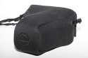 LEICA V-LUX1 NEOPREN TASCHE\n\nFoto von Jrg Langer (Taschenfreak)\n\nKommentar des Nutzers:\n\nDiese Neoprentasche ist idal fr die Leica V-Lux 1 oder die (hier gezeigte) baugleiche Panasonic FZ50.\n\nIm hinteren Teil sind 2 Fcher in die leider kein Ersatzakku von der Bauform herein passt aber gut 2 SD Cards zustzlich zur Cam transportiert werden knnen.\n\nGenutzt wird der Schultergurt der Camera (hier ein Domke Gurt). \n\nDie Tasche ist sehr weich und flexibel und ein sejhr guter Schutz wenn die Cam einfach so in der Damenhandtasche oder im Einkaufsrucksack verschwindet auf dem Cityausflug.\n\nWer jetzt denkt, "Wie Bld ... eine Leica Tasche fr eine Pana Knipse... " dem sei gesagt das das Objektiv der Pana auch ein Leica ist ;-))) Und schon passt es wieder .... zudem diese Tasche leider nicht Baugkleich von Panasonic angeboten wird und die Pana Tasche um ein vielfaches unpraktischer und hsslicher ist (persnliche Meinung des Taschenfreaks ...)