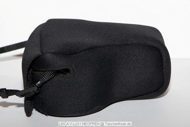 LEICA V-LUX1 NEOPREN TASCHE\n\nFoto von Jrg Langer (Taschenfreak)\n\nKommentar des Nutzers:\n\nDiese Neoprentasche ist idal fr die Leica V-Lux 1 oder die (hier gezeigte) baugleiche Panasonic FZ50.\n\nIm hinteren Teil sind 2 Fcher in die leider kein Ersatzakku von der Bauform herein passt aber gut 2 SD Cards zustzlich zur Cam transportiert werden knnen.\n\nGenutzt wird der Schultergurt der Camera (hier ein Domke Gurt). \n\nDie Tasche ist sehr weich und flexibel und ein sejhr guter Schutz wenn die Cam einfach so in der Damenhandtasche oder im Einkaufsrucksack verschwindet auf dem Cityausflug.\n\nWer jetzt denkt, "Wie Bld ... eine Leica Tasche fr eine Pana Knipse... " dem sei gesagt das das Objektiv der Pana auch ein Leica ist ;-))) Und schon passt es wieder .... zudem diese Tasche leider nicht Baugkleich von Panasonic angeboten wird und die Pana Tasche um ein vielfaches unpraktischer und hsslicher ist (persnliche Meinung des Taschenfreaks ...)