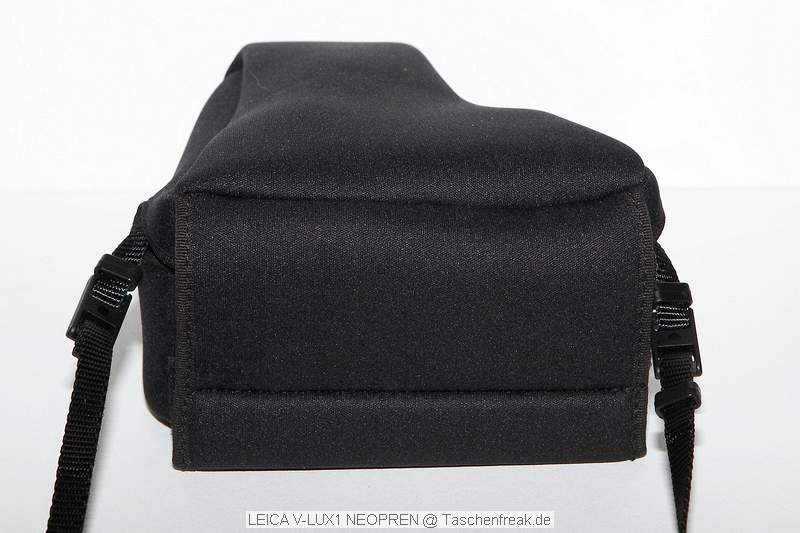LEICA V-LUX1 NEOPREN TASCHE\n\nFoto von Jrg Langer (Taschenfreak)\n\nKommentar des Nutzers:\n\nDiese Neoprentasche ist idal fr die Leica V-Lux 1 oder die (hier gezeigte) baugleiche Panasonic FZ50.\n\nIm hinteren Teil sind 2 Fcher in die leider kein Ersatzakku von der Bauform herein passt aber gut 2 SD Cards zustzlich zur Cam transportiert werden knnen.\n\nGenutzt wird der Schultergurt der Camera (hier ein Domke Gurt). \n\nDie Tasche ist sehr weich und flexibel und ein sejhr guter Schutz wenn die Cam einfach so in der Damenhandtasche oder im Einkaufsrucksack verschwindet auf dem Cityausflug.\n\nWer jetzt denkt, "Wie Bld ... eine Leica Tasche fr eine Pana Knipse... " dem sei gesagt das das Objektiv der Pana auch ein Leica ist ;-))) Und schon passt es wieder .... zudem diese Tasche leider nicht Baugkleich von Panasonic angeboten wird und die Pana Tasche um ein vielfaches unpraktischer und hsslicher ist (persnliche Meinung des Taschenfreaks ...)