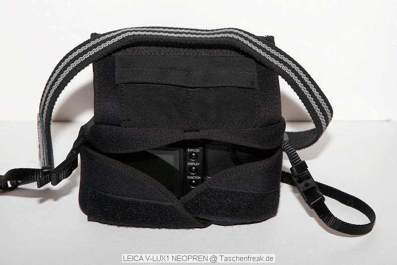 LEICA V-LUX1 NEOPREN TASCHE\n\nFoto von Jrg Langer (Taschenfreak)\n\nKommentar des Nutzers:\n\nDiese Neoprentasche ist idal fr die Leica V-Lux 1 oder die (hier gezeigte) baugleiche Panasonic FZ50.\n\nIm hinteren Teil sind 2 Fcher in die leider kein Ersatzakku von der Bauform herein passt aber gut 2 SD Cards zustzlich zur Cam transportiert werden knnen.\n\nGenutzt wird der Schultergurt der Camera (hier ein Domke Gurt). \n\nDie Tasche ist sehr weich und flexibel und ein sejhr guter Schutz wenn die Cam einfach so in der Damenhandtasche oder im Einkaufsrucksack verschwindet auf dem Cityausflug.\n\nWer jetzt denkt, "Wie Bld ... eine Leica Tasche fr eine Pana Knipse... " dem sei gesagt das das Objektiv der Pana auch ein Leica ist ;-))) Und schon passt es wieder .... zudem diese Tasche leider nicht Baugkleich von Panasonic angeboten wird und die Pana Tasche um ein vielfaches unpraktischer und hsslicher ist (persnliche Meinung des Taschenfreaks ...)