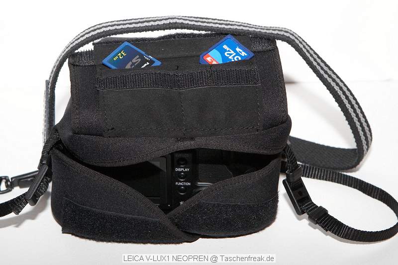 LEICA V-LUX1 NEOPREN TASCHE\n\nFoto von Jrg Langer (Taschenfreak)\n\nKommentar des Nutzers:\n\nDiese Neoprentasche ist idal fr die Leica V-Lux 1 oder die (hier gezeigte) baugleiche Panasonic FZ50.\n\nIm hinteren Teil sind 2 Fcher in die leider kein Ersatzakku von der Bauform herein passt aber gut 2 SD Cards zustzlich zur Cam transportiert werden knnen.\n\nGenutzt wird der Schultergurt der Camera (hier ein Domke Gurt). \n\nDie Tasche ist sehr weich und flexibel und ein sejhr guter Schutz wenn die Cam einfach so in der Damenhandtasche oder im Einkaufsrucksack verschwindet auf dem Cityausflug.\n\nWer jetzt denkt, "Wie Bld ... eine Leica Tasche fr eine Pana Knipse... " dem sei gesagt das das Objektiv der Pana auch ein Leica ist ;-))) Und schon passt es wieder .... zudem diese Tasche leider nicht Baugkleich von Panasonic angeboten wird und die Pana Tasche um ein vielfaches unpraktischer und hsslicher ist (persnliche Meinung des Taschenfreaks ...)