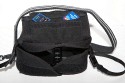 LEICA V-LUX1 NEOPREN TASCHE\n\nFoto von Jrg Langer (Taschenfreak)\n\nKommentar des Nutzers:\n\nDiese Neoprentasche ist idal fr die Leica V-Lux 1 oder die (hier gezeigte) baugleiche Panasonic FZ50.\n\nIm hinteren Teil sind 2 Fcher in die leider kein Ersatzakku von der Bauform herein passt aber gut 2 SD Cards zustzlich zur Cam transportiert werden knnen.\n\nGenutzt wird der Schultergurt der Camera (hier ein Domke Gurt). \n\nDie Tasche ist sehr weich und flexibel und ein sejhr guter Schutz wenn die Cam einfach so in der Damenhandtasche oder im Einkaufsrucksack verschwindet auf dem Cityausflug.\n\nWer jetzt denkt, "Wie Bld ... eine Leica Tasche fr eine Pana Knipse... " dem sei gesagt das das Objektiv der Pana auch ein Leica ist ;-))) Und schon passt es wieder .... zudem diese Tasche leider nicht Baugkleich von Panasonic angeboten wird und die Pana Tasche um ein vielfaches unpraktischer und hsslicher ist (persnliche Meinung des Taschenfreaks ...)