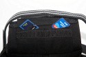 LEICA V-LUX1 NEOPREN TASCHE\n\nFoto von Jrg Langer (Taschenfreak)\n\nKommentar des Nutzers:\n\nDiese Neoprentasche ist idal fr die Leica V-Lux 1 oder die (hier gezeigte) baugleiche Panasonic FZ50.\n\nIm hinteren Teil sind 2 Fcher in die leider kein Ersatzakku von der Bauform herein passt aber gut 2 SD Cards zustzlich zur Cam transportiert werden knnen.\n\nGenutzt wird der Schultergurt der Camera (hier ein Domke Gurt). \n\nDie Tasche ist sehr weich und flexibel und ein sejhr guter Schutz wenn die Cam einfach so in der Damenhandtasche oder im Einkaufsrucksack verschwindet auf dem Cityausflug.\n\nWer jetzt denkt, "Wie Bld ... eine Leica Tasche fr eine Pana Knipse... " dem sei gesagt das das Objektiv der Pana auch ein Leica ist ;-))) Und schon passt es wieder .... zudem diese Tasche leider nicht Baugkleich von Panasonic angeboten wird und die Pana Tasche um ein vielfaches unpraktischer und hsslicher ist (persnliche Meinung des Taschenfreaks ...)