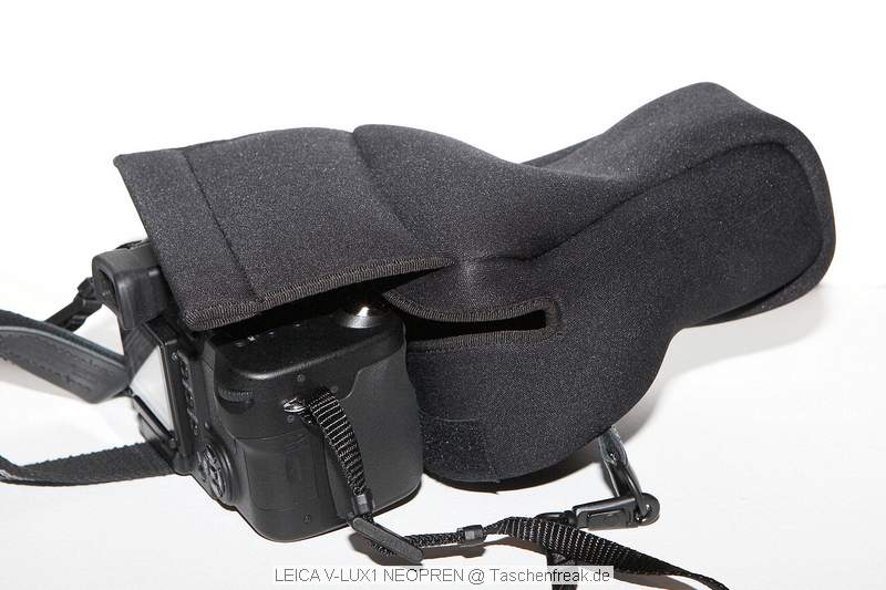 LEICA V-LUX1 NEOPREN TASCHE\n\nFoto von Jrg Langer (Taschenfreak)\n\nKommentar des Nutzers:\n\nDiese Neoprentasche ist idal fr die Leica V-Lux 1 oder die (hier gezeigte) baugleiche Panasonic FZ50.\n\nIm hinteren Teil sind 2 Fcher in die leider kein Ersatzakku von der Bauform herein passt aber gut 2 SD Cards zustzlich zur Cam transportiert werden knnen.\n\nGenutzt wird der Schultergurt der Camera (hier ein Domke Gurt). \n\nDie Tasche ist sehr weich und flexibel und ein sejhr guter Schutz wenn die Cam einfach so in der Damenhandtasche oder im Einkaufsrucksack verschwindet auf dem Cityausflug.\n\nWer jetzt denkt, "Wie Bld ... eine Leica Tasche fr eine Pana Knipse... " dem sei gesagt das das Objektiv der Pana auch ein Leica ist ;-))) Und schon passt es wieder .... zudem diese Tasche leider nicht Baugkleich von Panasonic angeboten wird und die Pana Tasche um ein vielfaches unpraktischer und hsslicher ist (persnliche Meinung des Taschenfreaks ...)