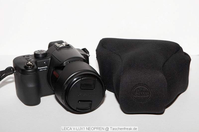 LEICA V-LUX1 NEOPREN TASCHE\n\nFoto von Jrg Langer (Taschenfreak)\n\nKommentar des Nutzers:\n\nDiese Neoprentasche ist idal fr die Leica V-Lux 1 oder die (hier gezeigte) baugleiche Panasonic FZ50.\n\nIm hinteren Teil sind 2 Fcher in die leider kein Ersatzakku von der Bauform herein passt aber gut 2 SD Cards zustzlich zur Cam transportiert werden knnen.\n\nGenutzt wird der Schultergurt der Camera (hier ein Domke Gurt). \n\nDie Tasche ist sehr weich und flexibel und ein sejhr guter Schutz wenn die Cam einfach so in der Damenhandtasche oder im Einkaufsrucksack verschwindet auf dem Cityausflug.\n\nWer jetzt denkt, "Wie Bld ... eine Leica Tasche fr eine Pana Knipse... " dem sei gesagt das das Objektiv der Pana auch ein Leica ist ;-))) Und schon passt es wieder .... zudem diese Tasche leider nicht Baugkleich von Panasonic angeboten wird und die Pana Tasche um ein vielfaches unpraktischer und hsslicher ist (persnliche Meinung des Taschenfreaks ...)