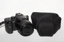 LEICA V-LUX1 NEOPREN TASCHE\n\nFoto von Jrg Langer (Taschenfreak)\n\nKommentar des Nutzers:\n\nDiese Neoprentasche ist idal fr die Leica V-Lux 1 oder die (hier gezeigte) baugleiche Panasonic FZ50.\n\nIm hinteren Teil sind 2 Fcher in die leider kein Ersatzakku von der Bauform herein passt aber gut 2 SD Cards zustzlich zur Cam transportiert werden knnen.\n\nGenutzt wird der Schultergurt der Camera (hier ein Domke Gurt). \n\nDie Tasche ist sehr weich und flexibel und ein sejhr guter Schutz wenn die Cam einfach so in der Damenhandtasche oder im Einkaufsrucksack verschwindet auf dem Cityausflug.\n\nWer jetzt denkt, "Wie Bld ... eine Leica Tasche fr eine Pana Knipse... " dem sei gesagt das das Objektiv der Pana auch ein Leica ist ;-))) Und schon passt es wieder .... zudem diese Tasche leider nicht Baugkleich von Panasonic angeboten wird und die Pana Tasche um ein vielfaches unpraktischer und hsslicher ist (persnliche Meinung des Taschenfreaks ...)